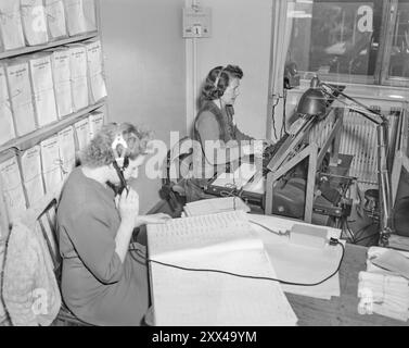 Courant 1949 : honneur et conscience sous contrôle les déclarations fiscales sont vérifiées par l'administration fiscale suédoise. - Le relevé fiscal est imprimé en 9 exemplaires sur des machines spéciales qui font beaucoup plus de bruit qu'un contribuable en colère. Il est dicté dans le microphone de sorte que la personne tapant reçoit des informations via un casque. Photo ; Thorbjørn Skotaam / Aktuell / NTB ***PHOTO NON TRAITÉE*** le texte de cette image est traduit automatiquement Banque D'Images