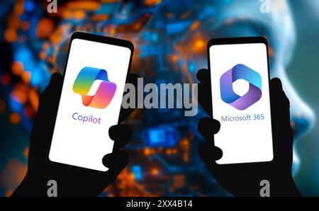 Produits logiciels Microsoft 365 et CoPilot affichés sur les appareils mobiles Banque D'Images