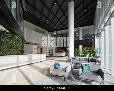 Foyer avec bureau de réception et salon d'attente. Bâtiment 1180, Reading, Royaume-Uni. Architecte : Spratley + Partners, 2022. Banque D'Images