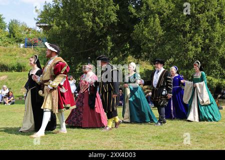 Démonstration par Gallyard Tudor Dancers, Ightham Mote, Ivy Hatch, Sevenoaks, Kent, Angleterre, Grande-Bretagne, Royaume-Uni, Royaume-Uni, Europe Banque D'Images