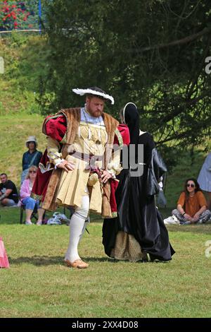 Démonstration par Gallyard Tudor Dancers, Ightham Mote, Ivy Hatch, Sevenoaks, Kent, Angleterre, Grande-Bretagne, Royaume-Uni, Royaume-Uni, Europe Banque D'Images