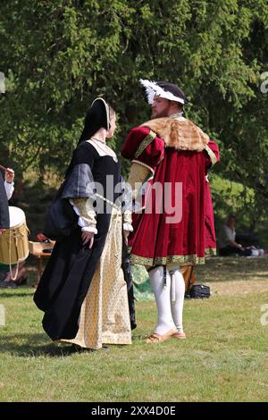 Démonstration par Gallyard Tudor Dancers, Ightham Mote, Ivy Hatch, Sevenoaks, Kent, Angleterre, Grande-Bretagne, Royaume-Uni, Royaume-Uni, Europe Banque D'Images