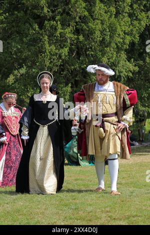 Démonstration par Gallyard Tudor Dancers, Ightham Mote, Ivy Hatch, Sevenoaks, Kent, Angleterre, Grande-Bretagne, Royaume-Uni, Royaume-Uni, Europe Banque D'Images