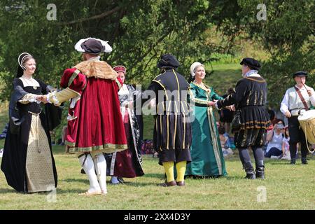 Démonstration par Gallyard Tudor Dancers, Ightham Mote, Ivy Hatch, Sevenoaks, Kent, Angleterre, Grande-Bretagne, Royaume-Uni, Royaume-Uni, Europe Banque D'Images