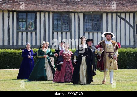 Démonstration par Gallyard Tudor Dancers, Ightham Mote, Ivy Hatch, Sevenoaks, Kent, Angleterre, Grande-Bretagne, Royaume-Uni, Royaume-Uni, Europe Banque D'Images