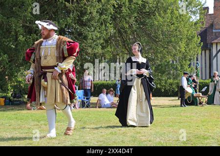 Démonstration par Gallyard Tudor Dancers, Ightham Mote, Ivy Hatch, Sevenoaks, Kent, Angleterre, Grande-Bretagne, Royaume-Uni, Royaume-Uni, Europe Banque D'Images