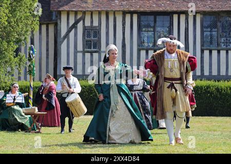 Démonstration par Gallyard Tudor Dancers, Ightham Mote, Ivy Hatch, Sevenoaks, Kent, Angleterre, Grande-Bretagne, Royaume-Uni, Royaume-Uni, Europe Banque D'Images