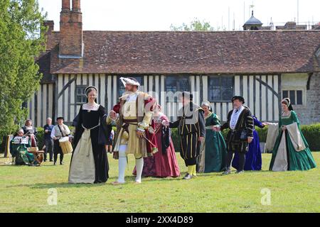 Démonstration par Gallyard Tudor Dancers, Ightham Mote, Ivy Hatch, Sevenoaks, Kent, Angleterre, Grande-Bretagne, Royaume-Uni, Royaume-Uni, Europe Banque D'Images