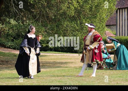 Démonstration par Gallyard Tudor Dancers, Ightham Mote, Ivy Hatch, Sevenoaks, Kent, Angleterre, Grande-Bretagne, Royaume-Uni, Royaume-Uni, Europe Banque D'Images