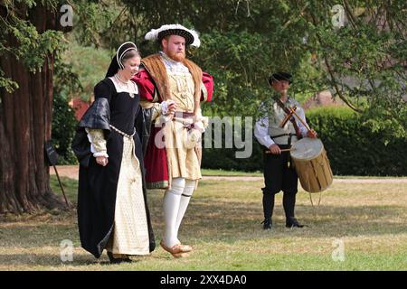 Démonstration par Gallyard Tudor Dancers, Ightham Mote, Ivy Hatch, Sevenoaks, Kent, Angleterre, Grande-Bretagne, Royaume-Uni, Royaume-Uni, Europe Banque D'Images