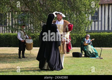 Démonstration par Gallyard Tudor Dancers, Ightham Mote, Ivy Hatch, Sevenoaks, Kent, Angleterre, Grande-Bretagne, Royaume-Uni, Royaume-Uni, Europe Banque D'Images