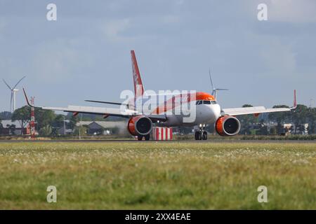 Ein Flugzeug der Fluggesellschaft EasyJet Europe, Airbus A320-251N, Kennung OE-LSW ist auf dem Flughafen Amsterdam Schiphol gelandet Flughafen Amsterdam Schiphol AM 21.08.2024 in Amsterdam/Niederlande. *** Un avion de la compagnie EasyJet Europe, Airbus A320 251N, immatriculé OE LSW, a atterri à l'aéroport d'Amsterdam Schiphol le 21 08 2024 à Amsterdam pays-Bas Banque D'Images