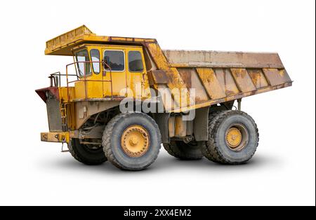 Camion de transport jaune délabré isolé dans le dos blanc avec ombre Banque D'Images