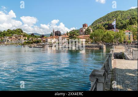 Vue de la ville de Laveno Mombello, située sur les rives du lac majeur, province de Varèse, Lombardie, Italie Banque D'Images
