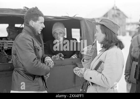 1949 : la guerre du loup avec des avions et des véhicules à chenilles les employés actuellement détachés participent à la chasse au loup au Finnmark. -'les généraux loups', shérifs Dahl à Kautokeino to v. et Næss à Karasjok, sous les feux croisés de la journaliste britannique Mme Palmstrøm. Photo ; Sverre A. Børretzen / Aktuell / NTB ***PHOTO NON TRAITÉE*** le texte de cette image est traduit automatiquement Banque D'Images