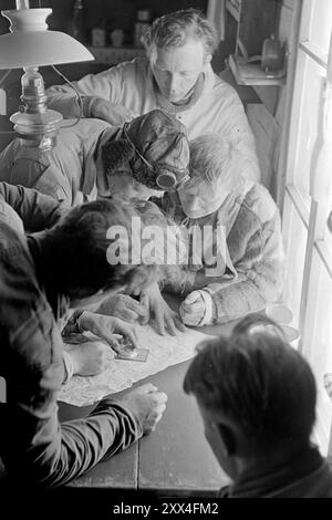 1949 : la guerre du loup avec des avions et des véhicules à chenilles les employés actuellement détachés participent à la chasse au loup au Finnmark. - Dans le quartier général sur le cheval Jørgen 9 – 10 miles à l'intérieur de la plaine, les chasseurs se préparent aux activités de patrouille en attendant les rapports de l'avion. Photo ; Sverre A. Børretzen / Aktuell / NTB ***PHOTO NON TRAITÉE*** le texte de cette image est traduit automatiquement Banque D'Images