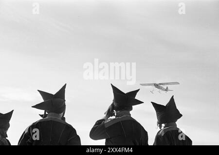 1949 : la guerre du loup avec des avions et des véhicules à chenilles les employés actuellement détachés participent à la chasse au loup au Finnmark. - Les pilotes étaient plus chanceux. Quand ils ont atterri au quartier général, ils ont pu signaler un loup abattu. Les chasseurs pensaient probablement qu'ils gardaient le plaisir pour eux-mêmes. Photo ; Sverre A. Børretzen / Aktuell / NTB ***PHOTO NON TRAITÉE*** le texte de cette image est traduit automatiquement Banque D'Images