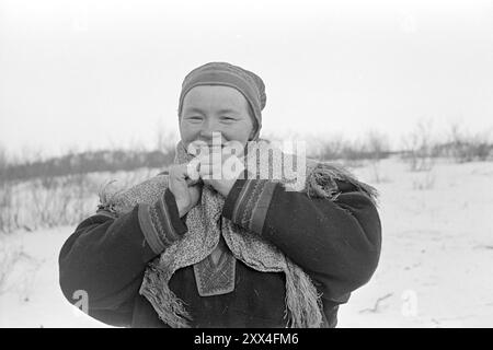 1949 : la guerre du loup avec des avions et des véhicules à chenilles les employés actuellement détachés participent à la chasse au loup au Finnmark. - Cette femme sami fait immédiatement réaliser aux chasseurs qu'ils sont les bienvenus. Les Samis ont une forme d'hospitalité naturelle et extrêmement sympathique. Photo ; Sverre A. Børretzen / Aktuell / NTB ***PHOTO NON TRAITÉE*** le texte de cette image est traduit automatiquement Banque D'Images