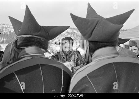 1949 : la guerre du loup avec des avions et des véhicules à chenilles les employés actuellement détachés participent à la chasse au loup au Finnmark. - Les chasseurs ont une fumée et une conversation avant de se diriger dans le fjord vers des points stratégiques, c'est-à-dire vers les grands troupeaux de rennes. Photo ; Sverre A. Børretzen / Aktuell / NTB ***PHOTO NON TRAITÉE*** le texte de cette image est traduit automatiquement Banque D'Images