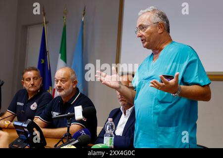 Il Dottor Giuseppe Spaltro dell'Ospedale Sant'Eugenio, Dove i volontari della Protezione civile ed il Vigile del Fuoco rimasti coinvolti nell'incendio di Torre spaccata sono ricoverasti presso il centro grandi Ustionati Roma, Italia &#x2014 ; Gioved&#xec ; 22 Agosto 2024 - Cronaca Banque D'Images