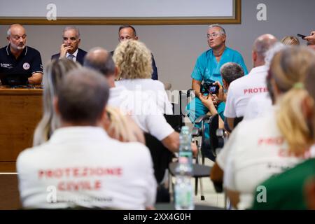 Il Dottor Giuseppe Spaltro dell'Ospedale Sant'Eugenio, Dove i volontari della Protezione civile ed il Vigile del Fuoco rimasti coinvolti nell'incendio di Torre spaccata sono ricoverasti presso il centro grandi Ustionati Roma, Italia &#x2014 ; Gioved&#xec ; 22 Agosto 2024 - Cronaca Banque D'Images