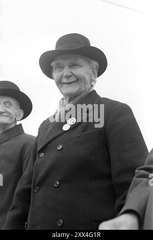 1949 : il ne peut pas être trueHamar célèbre et célèbre à la fois son 100e anniversaire et son 900e anniversaire. Il y a environ 900 ans, les rois Harald Hårdråde et Magnus le bon se sont rencontrés à Hamar pour diviser la terre et le Royaume, et à partir de ce moment Hamar a été considéré comme une ville. - Le plus vieux des gardes-frontières de 1905 qui était apparu était Hans, 83 ans ici, a-t-il dit. Il avait été de garde aux sièges de Rønne à Åsnes. Récemment, ses jambes avaient cliqué un peu devant, il a donc dû se pencher sur deux bâtons, mais son sourire et son humeur allaient bien. Et avez-vous vu le look d'un chapeau élégant? Photo ; Sver Banque D'Images