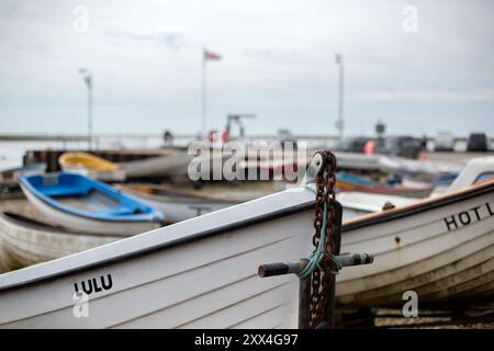 ORFORD, SUFFOLK, Royaume-Uni - 15 JUILLET 2024 : des bateaux sont arrêtés sur la plage au bord de la rivière ALDE Banque D'Images