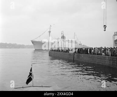 Effectif 1949 : des dizaines de milliers de personnes ont accueilli OslofjordOslo. Dimanche 13 novembre 1949. Le bateau à passagers 'Oslofjord' arrive à Oslo pour la première fois. Des dizaines de milliers de personnes s'étaient levées pour accueillir le navire. -Le grand moment est arrivé pour des milliers de citoyens d'Oslo frissonneux qui ont bravé le grésil pendant plusieurs heures : 'Oslofjord' se prépare à manœuvrer dans AmerikalinjenskKai. Et puis les acclamations ont éclaté - chapeaux et mouchoirs ont été agités, et 'Oslofjord' a répondu avec sa basse la plus profonde. Photo ; Sverre A. Børretzen / Aktuell / NTB ***PHOTO NON TRAITÉE*** cette image texte est auto t Banque D'Images