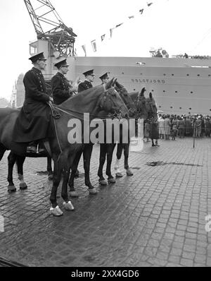 Effectif 1949 : des dizaines de milliers de personnes ont accueilli OslofjordOslo. Dimanche 13 novembre 1949. Le bateau à passagers 'Oslofjord' arrive à Oslo pour la première fois. Des dizaines de milliers de personnes s'étaient levées pour accueillir le navire. Seuls les chanceux avec des cartes d'accès ont été autorisés à entrer dans le quai de l'American Line, la police s'en est assurée. Quatre constables polis sur des chevaux tout aussi polis veillent à ce que le blocus soit respecté. Photo ; Sverre A. Børretzen / Aktuell / NTB ***PHOTO NON TRAITÉE*** le texte de cette image est traduit automatiquement Banque D'Images