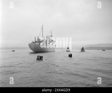 Effectif 1949 : des dizaines de milliers de personnes ont accueilli OslofjordOslo. Dimanche 13 novembre 1949. Le bateau à passagers 'Oslofjord' arrive à Oslo pour la première fois. Des dizaines de milliers de personnes s'étaient levées pour accueillir le navire. -Parmi tous ceux qui sont sortis en bateau pour rencontrer 'Oslofjord', était aussi 'Aktuell'. La coque élégante semblait sortir de la brume, et il y avait un tel glissement au-dessus du bateau que c'était une joie de voir. Le long des rangées, les passagers du premier voyage se sont levés et ont redressé leurs liens pour l'accueil attendu à Oslo. Photo ; Sverre A. Børretzen / Aktuell / NTB ***PHOTO NON TRAITÉE*** ce i Banque D'Images