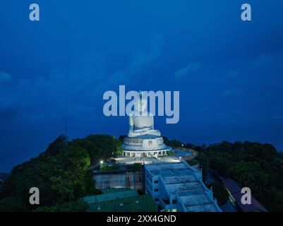 Une vue aérienne majestueuse du paysage Phuket grand Bouddha dans le ciel bleu le Bouddha surplombe les belles collines verdoyantes. nuages blancs et océan bleu profond Banque D'Images