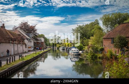 Une vue le long du canal Kennet et Avon près de Newbury Lock, Newbury, Berkshire, Angleterre, Royaume-Uni Banque D'Images