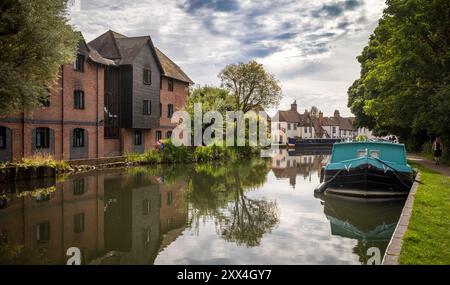 Une vue le long du canal Kennet et Avon près de Newbury Lock, Newbury, Berkshire, Angleterre, Royaume-Uni Banque D'Images