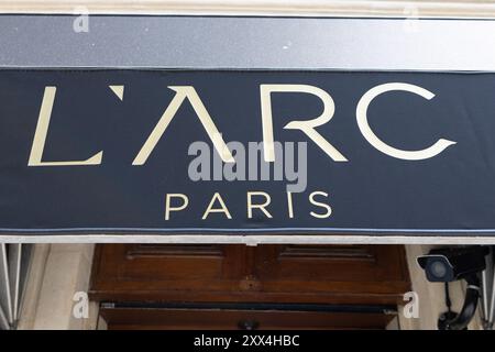 Paris, France. 22 août 2024. Illustration de l'entrée de L'Arc Paris, une boîte de nuit autour de l'Arc de triomphe, le 22 août 2024 à Paris. Photo Raphael Lafargue/ABACAPRESS. COM Credit : Abaca Press/Alamy Live News Banque D'Images