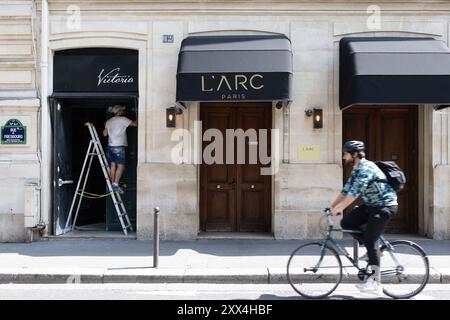Paris, France. 22 août 2024. Illustration de l'entrée de L'Arc Paris, une boîte de nuit autour de l'Arc de triomphe, le 22 août 2024 à Paris. Photo Raphael Lafargue/ABACAPRESS. COM Credit : Abaca Press/Alamy Live News Banque D'Images