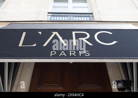 Paris, France. 22 août 2024. Illustration de l'entrée de L'Arc Paris, une boîte de nuit autour de l'Arc de triomphe, le 22 août 2024 à Paris. Photo Raphael Lafargue/ABACAPRESS. COM Credit : Abaca Press/Alamy Live News Banque D'Images