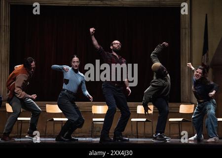 La première écossaise de Crystal Pite et Jonathon Young, sa nouvelle œuvre de danse imaginative, Assembly Hall, mêlant cosplay arthurien, reconstitutions médiévales et danse contemporaine, au Edinburgh Festival Theatre lors du Edinburgh International Festival 2024 le 22 août 2024 © Chantal Guevara/Alamy. Tous droits réservés. Banque D'Images