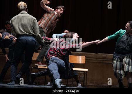 La première écossaise de Crystal Pite et Jonathon Young, sa nouvelle œuvre de danse imaginative, Assembly Hall, mêlant cosplay arthurien, reconstitutions médiévales et danse contemporaine, au Edinburgh Festival Theatre lors du Edinburgh International Festival 2024 le 22 août 2024 © Chantal Guevara/Alamy. Tous droits réservés. Banque D'Images