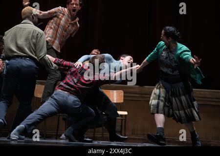 La première écossaise de Crystal Pite et Jonathon Young, sa nouvelle œuvre de danse imaginative, Assembly Hall, mêlant cosplay arthurien, reconstitutions médiévales et danse contemporaine, au Edinburgh Festival Theatre lors du Edinburgh International Festival 2024 le 22 août 2024 © Chantal Guevara/Alamy. Tous droits réservés. Banque D'Images