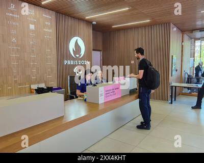 Saint Denis. 22 août 2024. Un journaliste consulte des membres du personnel du centre de presse principal des Jeux Paralympiques de Paris 2024 au siège de Paris 2024 à Saint-Denis, près de Paris, France, le 22 août 2024. Crédit : Cai Yang/Xinhua/Alamy Live News Banque D'Images