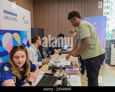 Saint Denis. 22 août 2024. Les membres du personnel travaillent au centre de presse principal des Jeux Paralympiques de Paris 2024 au siège de Paris 2024 à Saint-Denis, près de Paris, France, le 22 août 2024. Crédit : Cai Yang/Xinhua/Alamy Live News Banque D'Images