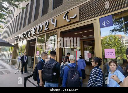 Saint Denis. 22 août 2024. Les journalistes font la queue à l’entrée du principal centre de presse des Jeux Paralympiques de Paris 2024 au siège de Paris 2024 à Saint-Denis, près de Paris, France, le 22 août 2024. Crédit : Cai Yang/Xinhua/Alamy Live News Banque D'Images