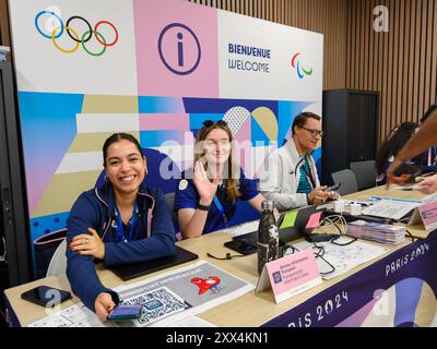 Saint Denis. 22 août 2024. Les membres du personnel travaillent au centre de presse principal des Jeux Paralympiques de Paris 2024 au siège de Paris 2024 à Saint-Denis, près de Paris, France, le 22 août 2024. Crédit : Cai Yang/Xinhua/Alamy Live News Banque D'Images