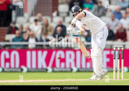 Jamie Smith #39 de l'Angleterre battant lors du 1er Rothesay test match entre l'Angleterre et le Sri Lanka à Emirates Old Trafford, Manchester le mercredi 22 août 2024. (Photo : Mike Morese | mi News) crédit : MI News & Sport /Alamy Live News Banque D'Images