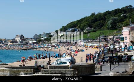 Vue en direction du port de Lyme Regis et de la plage, prise à proximité du parking Cob Gate, Dorset, Royaume-Uni Banque D'Images