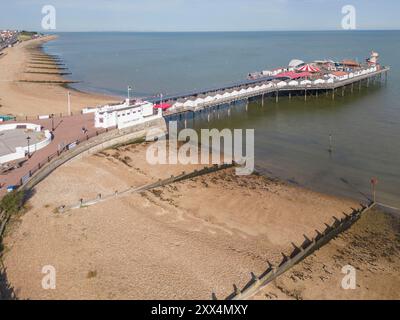 vue aérienne de la jetée de herne bay et de la plage sur la côte nord du kent Banque D'Images