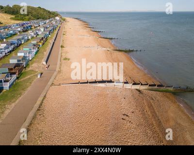 vue aérienne de la plage de tankerton et de sa grande collection de cabanes de plage près de whitstable sur la côte nord du kent Banque D'Images