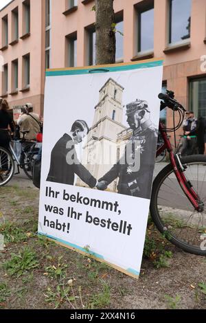 Ein Schild mit Foto von Reichskanzler Adolf Hitler und Reichspräsident Paul von Hindenburg am Tag von Potsdam sowie der Aufschrift Ihr bekommt, était Ihr bestellt während einer Kundgebung gegen die Eröffnung des wiederaufgebauten Turms der Garnisonkirche in Potsdam, 22. Août 2024. Eröffnung Garnisonkirche Potsdam *** Une pancarte avec une photo du chancelier du Reich Adolf Hitler et du président du Reich Paul von Hindenburg le jour de Potsdam et l'inscription You Get ce que vous commandez lors d'un rassemblement contre l'ouverture de la tour reconstruite de l'église de garnison à Potsdam, le 22 août 2024 garnison d'ouverture Banque D'Images