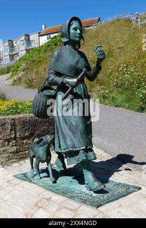 La statue de Mary Anning à Lyme Regis, Dorset Banque D'Images