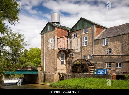 Royaume-Uni Angleterre, Dorset, Bridport, Broad Lane, Palmer’s Brewery avec roue à eau à côté de la rivière Brit Banque D'Images